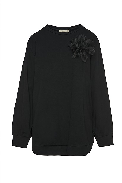 Sweatshirt with detachable pin