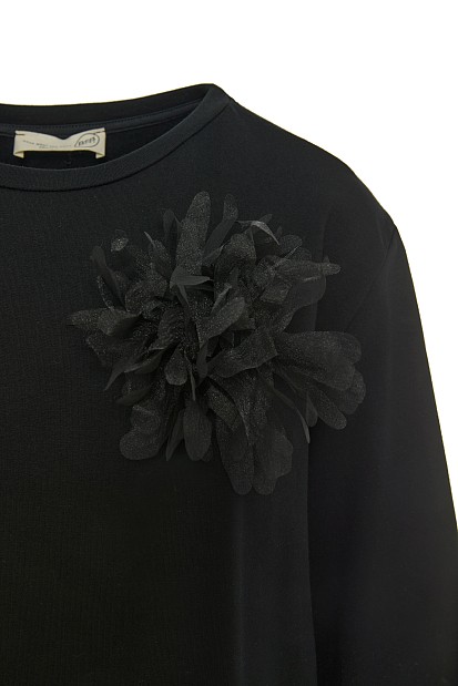 Sweatshirt with detachable pin