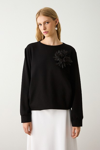 Sweatshirt with detachable pin