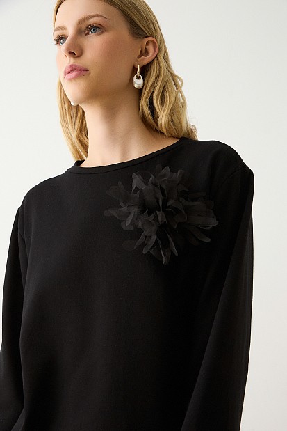 Sweatshirt with detachable pin