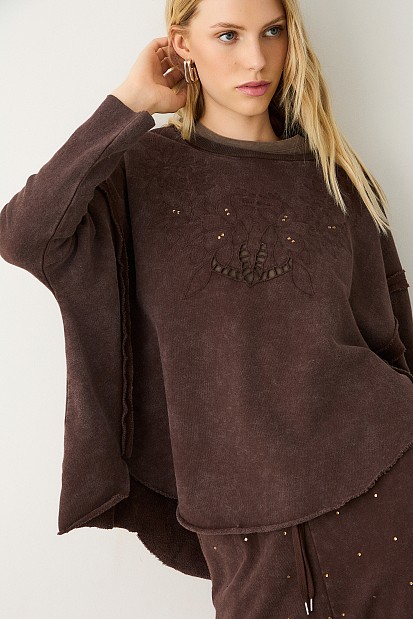 Sweatshirt with embroidered detail