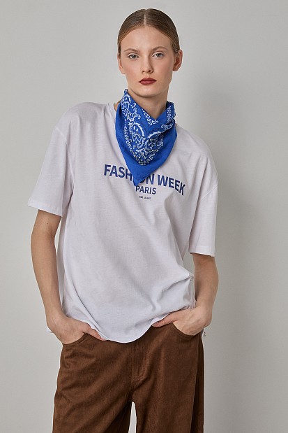 T-shirt με τύπωμα και φουλάρι
