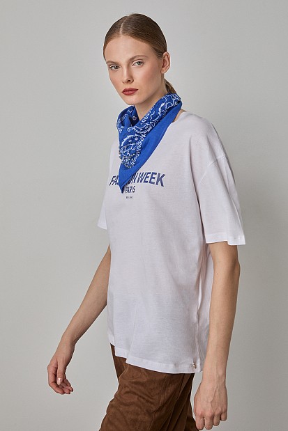 T-shirt με τύπωμα και φουλάρι
