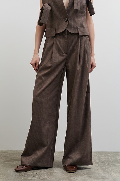 Stripped trousers with pleats