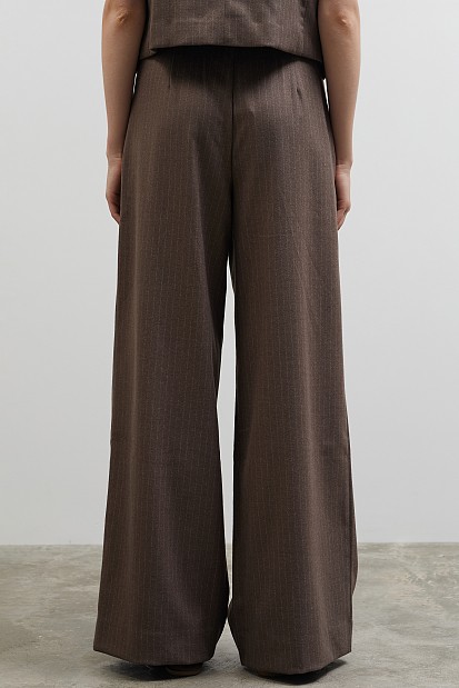 Stripped trousers with pleats
