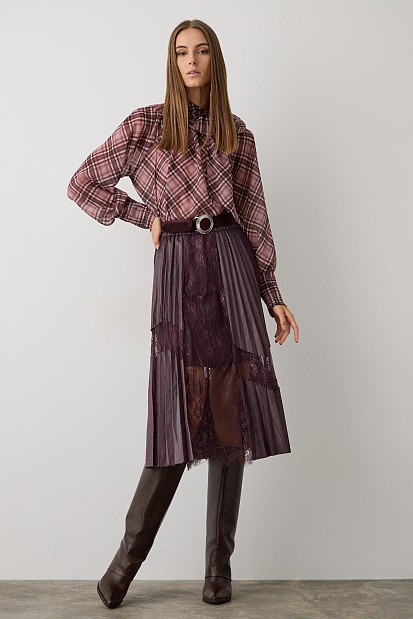 Pleated skirt with lace