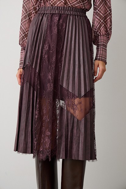 Pleated skirt with lace