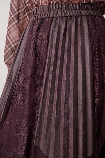 Pleated skirt with lace
