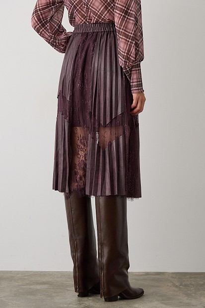 Pleated skirt with lace