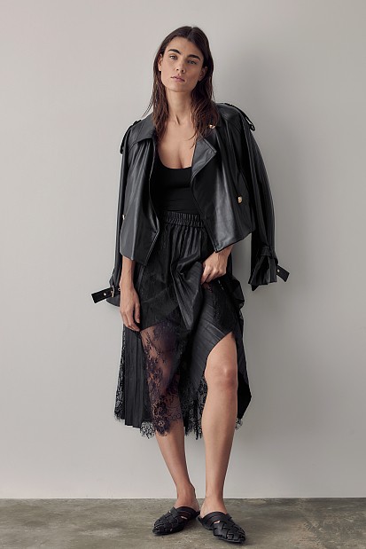 Pleated skirt with lace