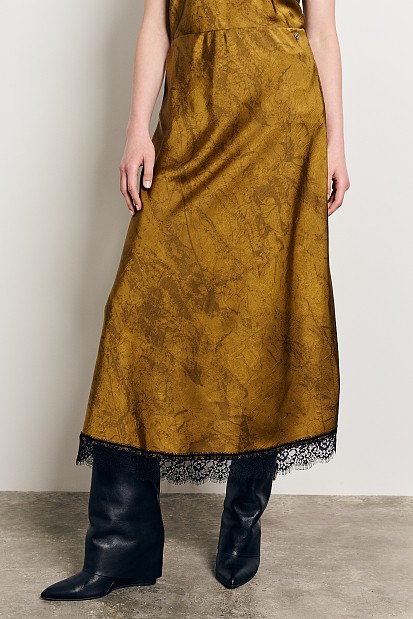 Maxi satin skirt with lace