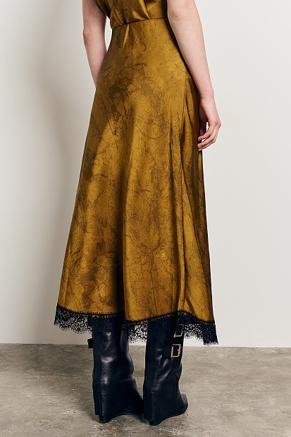 Maxi satin skirt with lace
