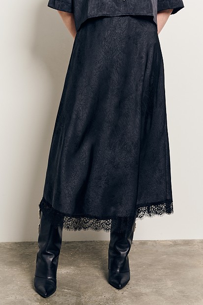 Maxi satin skirt with lace