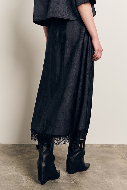 Maxi satin skirt with lace