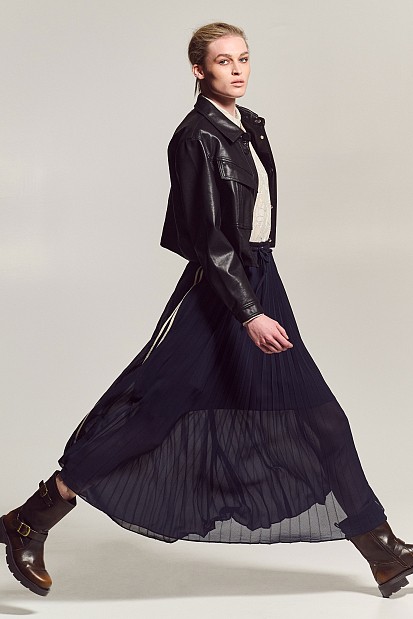Maxi pleated skirt with stripe