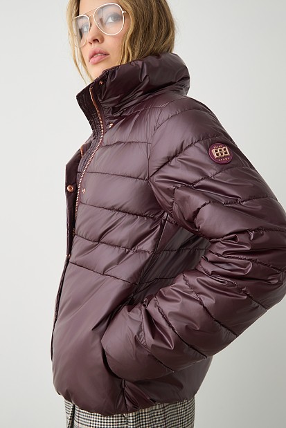 Puffer jacket with detachable hood
