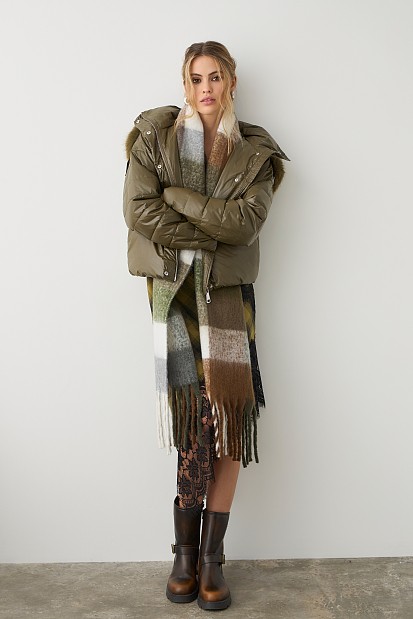 Puffer jacket with detachable hood