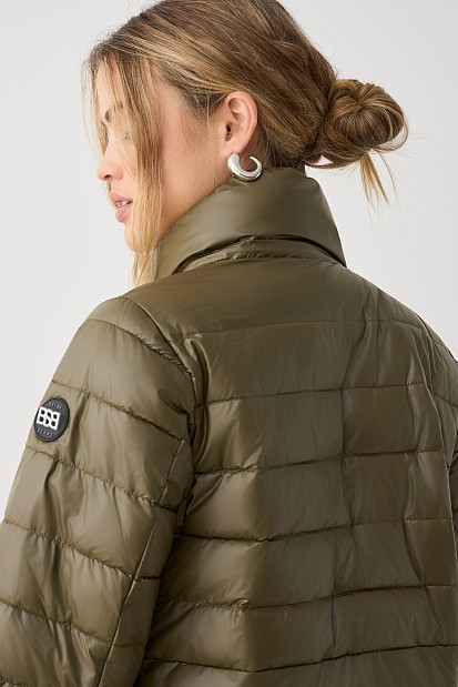 Puffer jacket with detachable hood