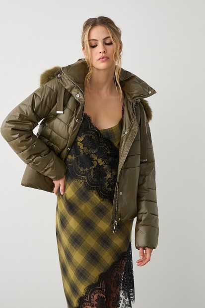 Puffer jacket with detachable hood