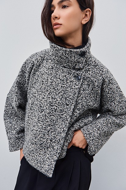 Κοντό μπουκλέ παλτό με γιακά