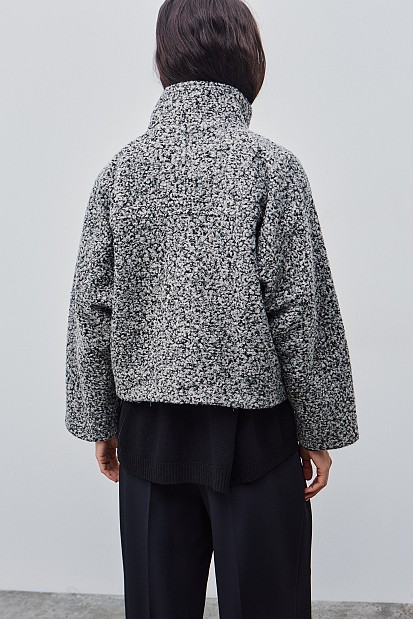 Κοντό μπουκλέ παλτό με γιακά