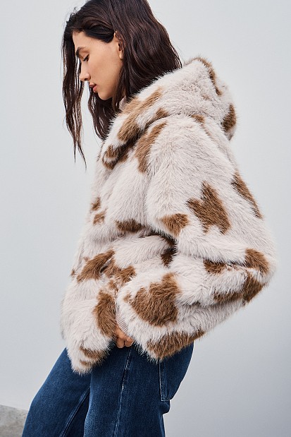 Κοντή γούνα με κουκούλα