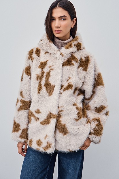 Κοντή γούνα με κουκούλα