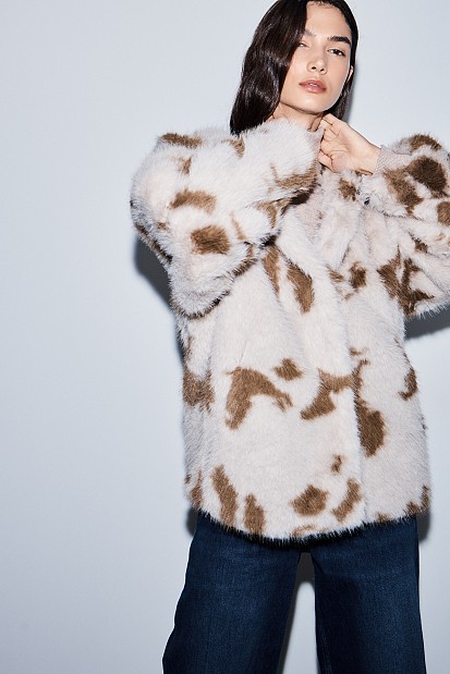 Κοντή γούνα με κουκούλα