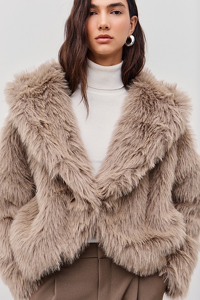 Κοντό γούνινο παλτό με κουκούλα