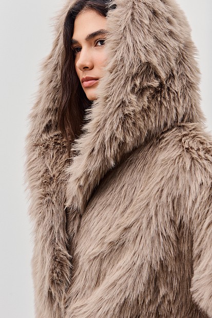 Κοντό γούνινο παλτό με κουκούλα