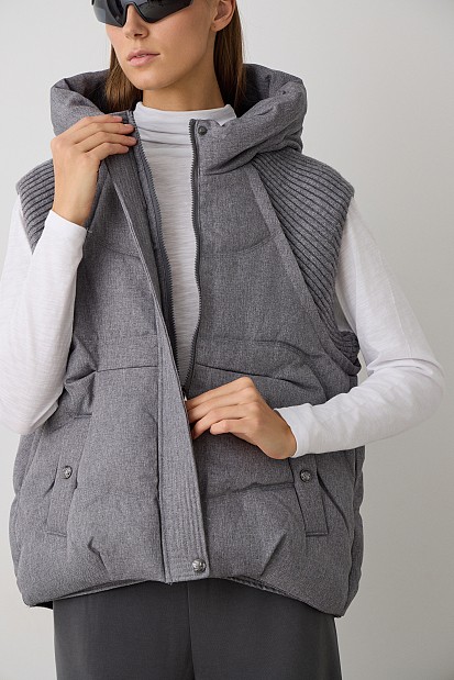 Puffer vest with hood