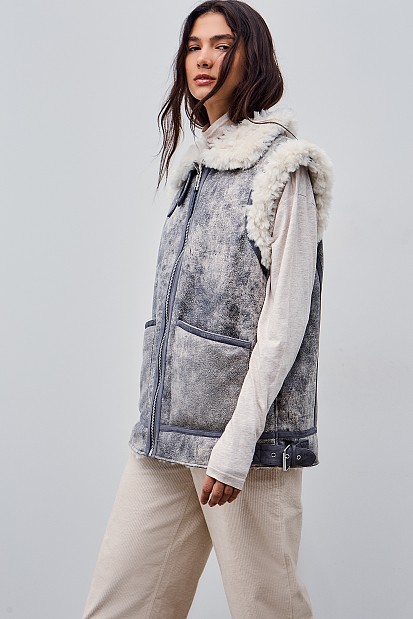 Vest with inner faux fur