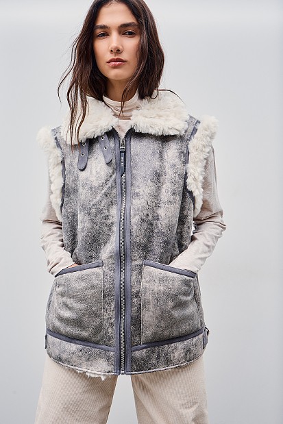 Vest with inner faux fur