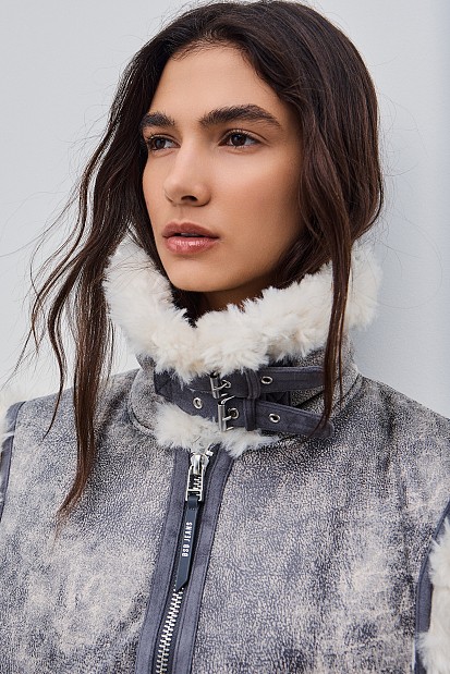 Vest with inner faux fur