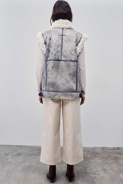 Vest with inner faux fur