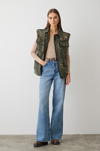 Denim sleeveless jacket with patches