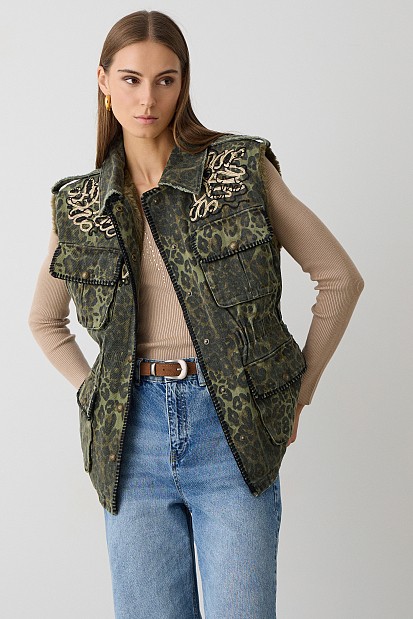Denim sleeveless jacket with patches