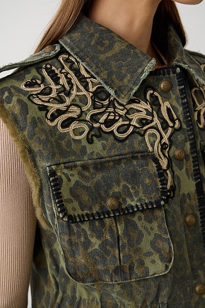 Denim sleeveless jacket with patches