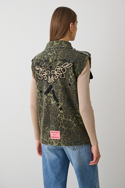 Denim sleeveless jacket with patches