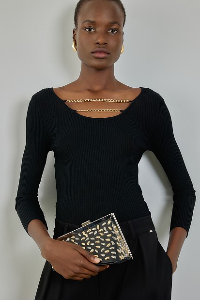Rib top with chain on the neckline