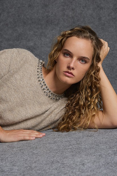 Shortleeve pullover with rhinestones