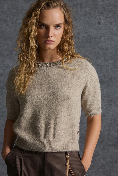 Shortleeve pullover with rhinestones