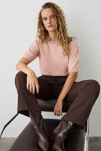 Κοντομάνικο πουλόβερ με γυαλιστερές πέτρες