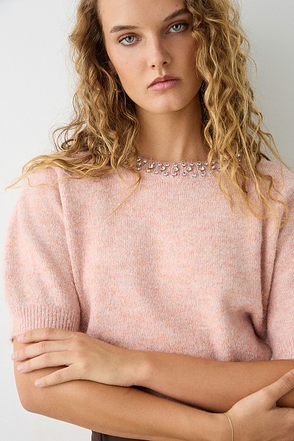 Κοντομάνικο πουλόβερ με γυαλιστερές πέτρες