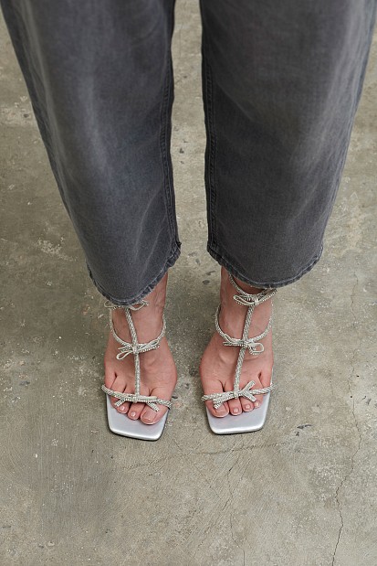 High-heel sandlas with rhinestones and bows