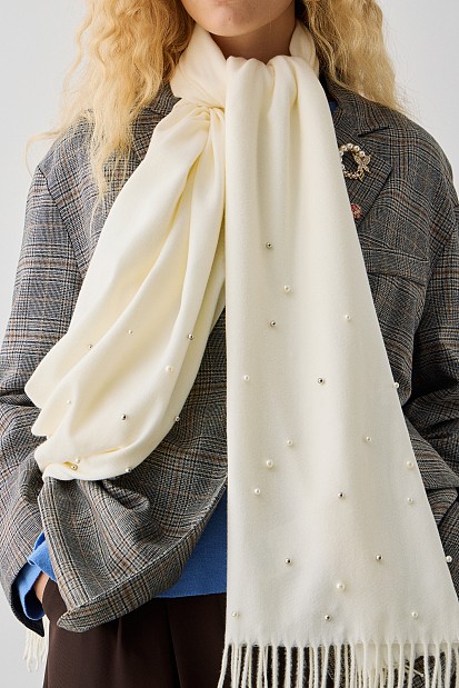 Scarf with pearls