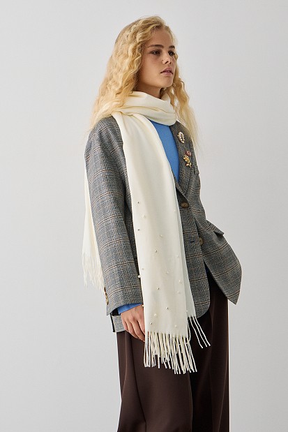 Scarf with pearls