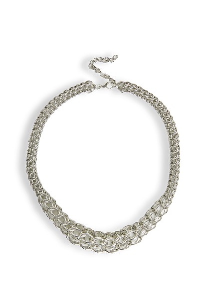 Metallic necklace in chain style