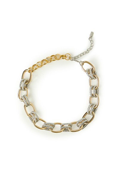Necklace in contrast in chain style