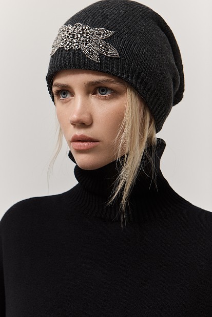 Knitted beanie with beads